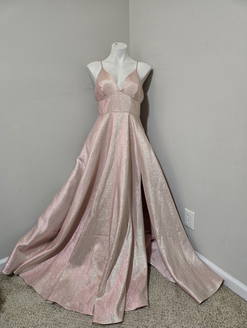 13/14 (fits 10ish imo) Bee Darlin Pink/Gold Metallic Duochrome Plunge Gown